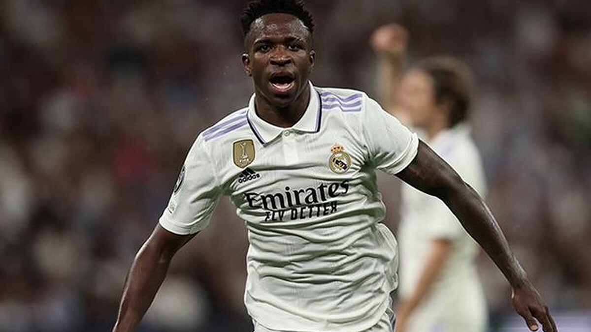 Futbol tarihinde daha önce böyle imza görülmedi! Real Madrid forması giyen Vinicius Junior, tarihe adını altın harflerle kazıyacak –