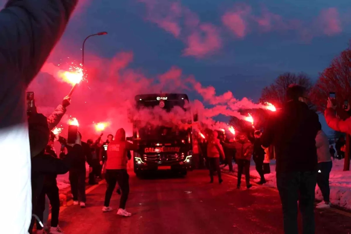 Galatasaray, Sivas'a Coşkulu Karşılama ile Ulaştı ve Taraftarlar Açık Havada Sevgi Gösterdi