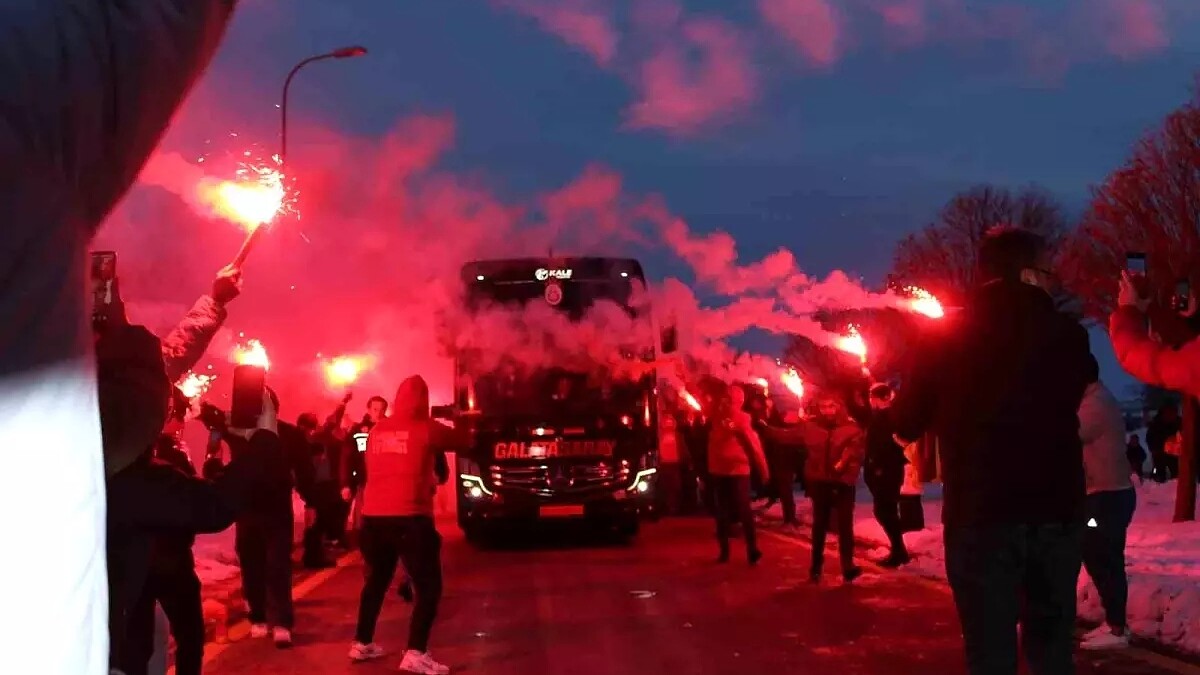 Galatasaray, Sivas'a Coşkulu Karşılama ile Ulaştı ve Taraftarlar Açık Havada Sevgi Gösterdi