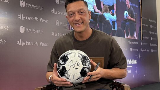 Mesut Özil, Başkan Kaan Erdem Erol'un Davetiyle Öğrencilerle Bir Araya Geldi