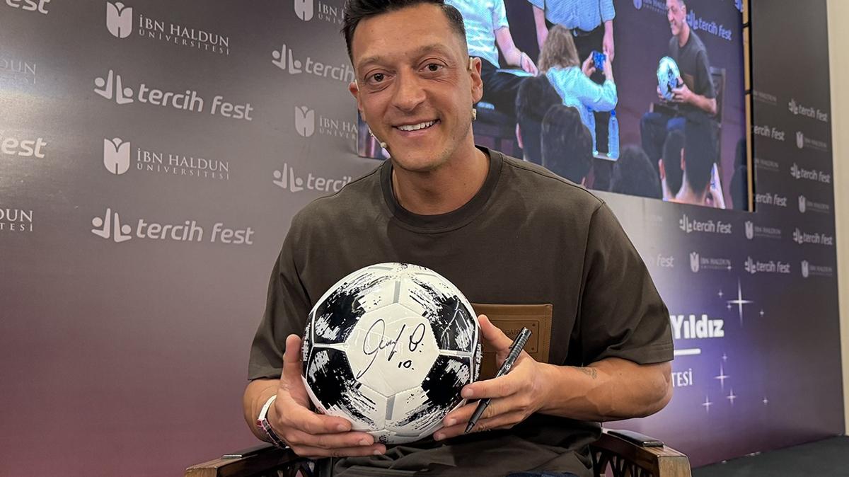 Mesut Özil, Başkan Kaan Erdem Erol'un Davetiyle Öğrencilerle Bir Araya Geldi