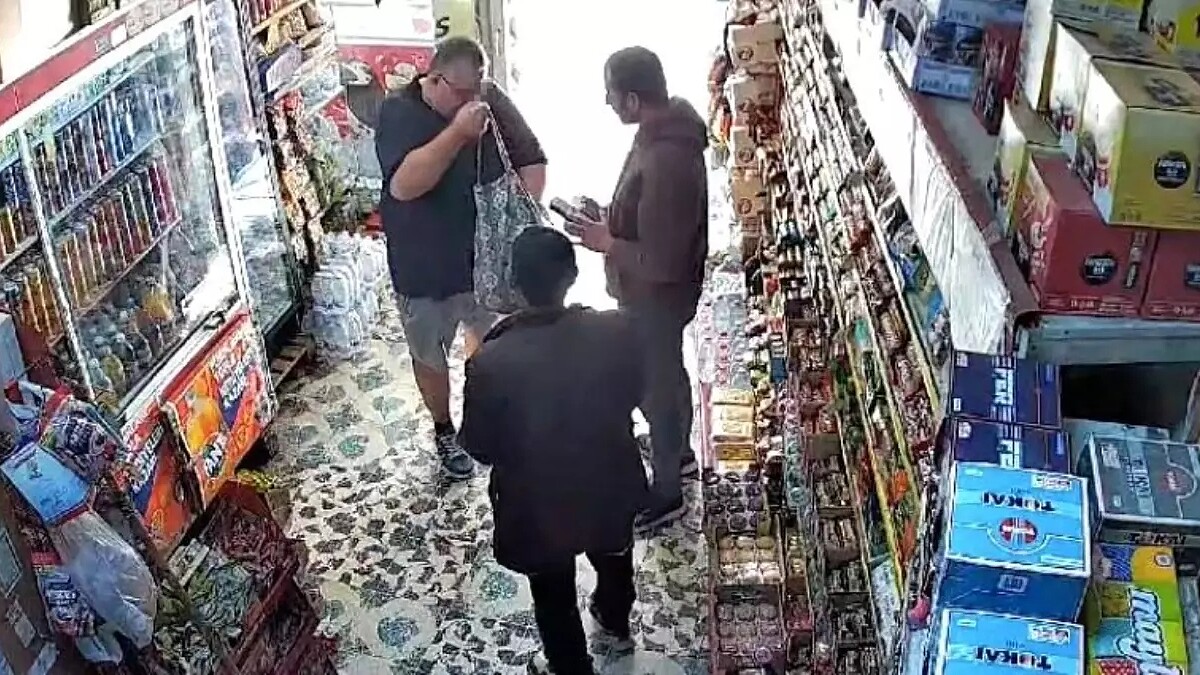 Namaz Kılarken Hırsızlık Yapan Alman Turist Manavgat'ta Polise Teslim Edildi