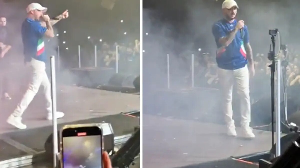 Rapçi Atilla Serin, son konserinde "Ali Koç istifa" sloganıyla protestoya imza attı