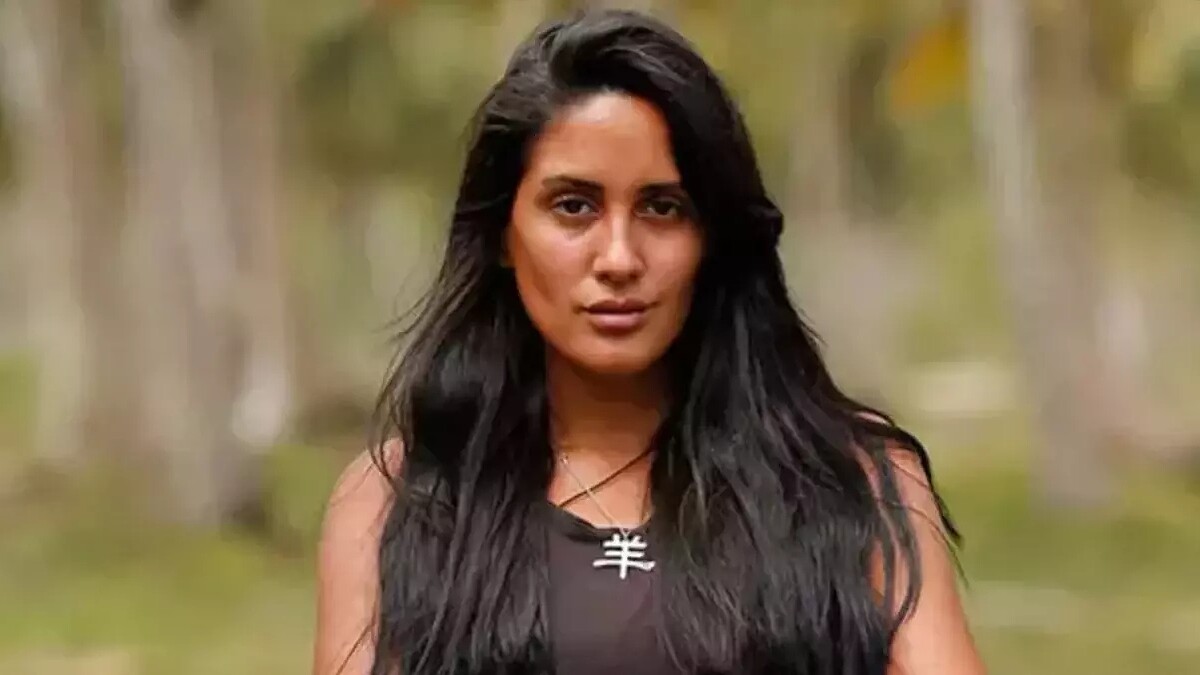 Sahra Işık ve eşi Umre'de, tesettürlü halleri sosyal medyada büyük ilgi gördü