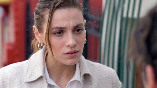 Sümeyye Aydoğan, Altın Kelebek Ödülleri'nde şıklığıyla dikkatleri üzerine çekti!