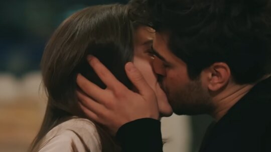 "Yalı Çapkını'nda Oyunculara Mesaj Yağdı! Tartışmalı Sahne Sonrası Sosyal Medyada Gündem Oldular"