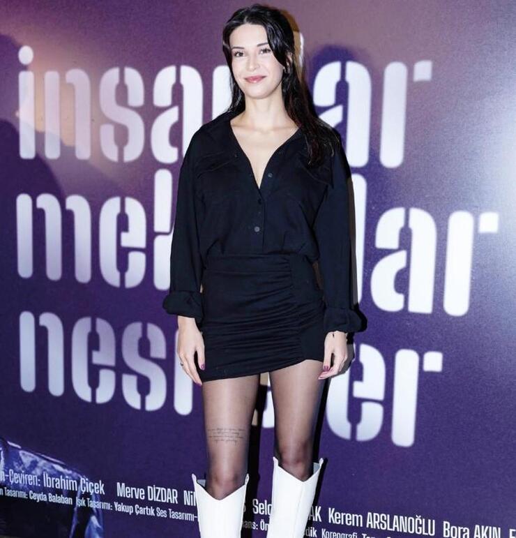 Merve Dizdar'ın Başrolünde "İnsanlar Mekanlar Nesneler" Oyunu Zorlu PSM'de Prömiyer Yaptı