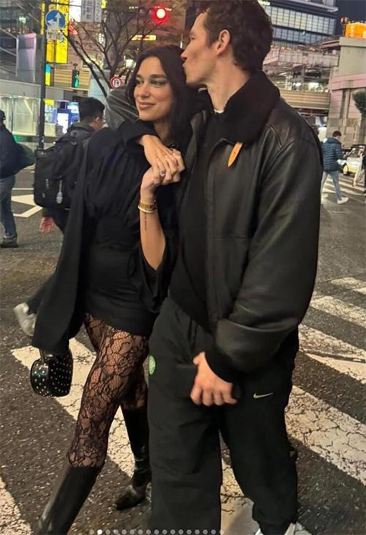 Dua Lipa ve Callum Turner'ın Aşkı Nişan Yüzüğüyle Taçlandı