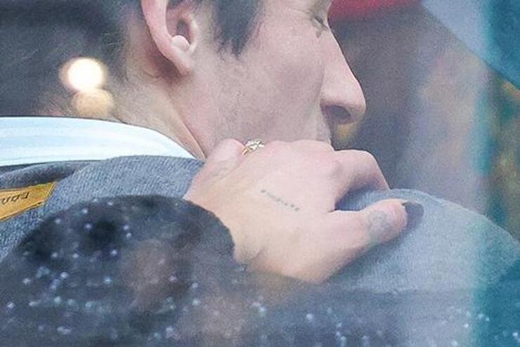 Dua Lipa ve Callum Turner'ın Aşkı Nişan Yüzüğüyle Taçlandı