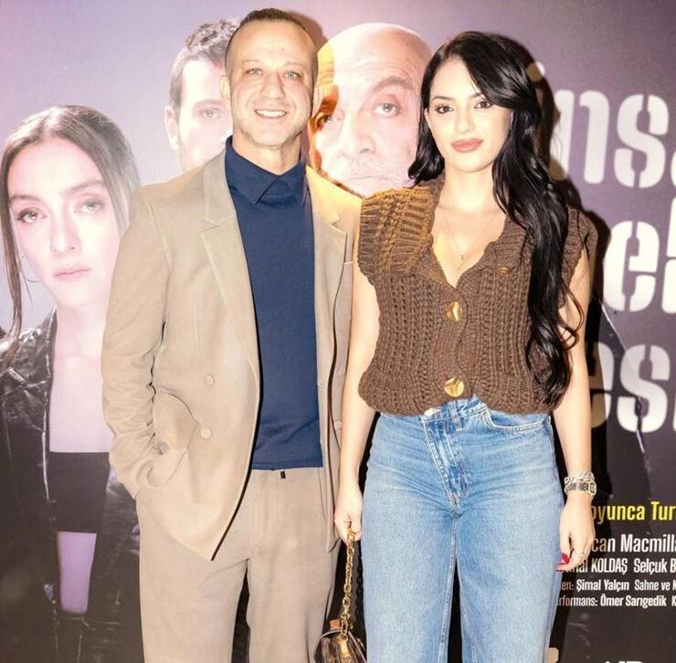 Merve Dizdar'ın Başrolünde "İnsanlar Mekanlar Nesneler" Oyunu Zorlu PSM'de Prömiyer Yaptı