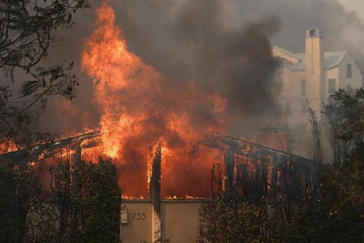 Los Angeles'taki Orman Yangınları 5 Kişinin Ölümüne ve 100 Bin Kişinin Tahliyesine Neden Oldu