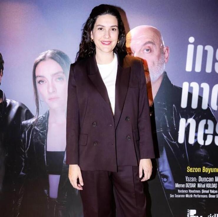 Merve Dizdar'ın Başrolünde "İnsanlar Mekanlar Nesneler" Oyunu Zorlu PSM'de Prömiyer Yaptı