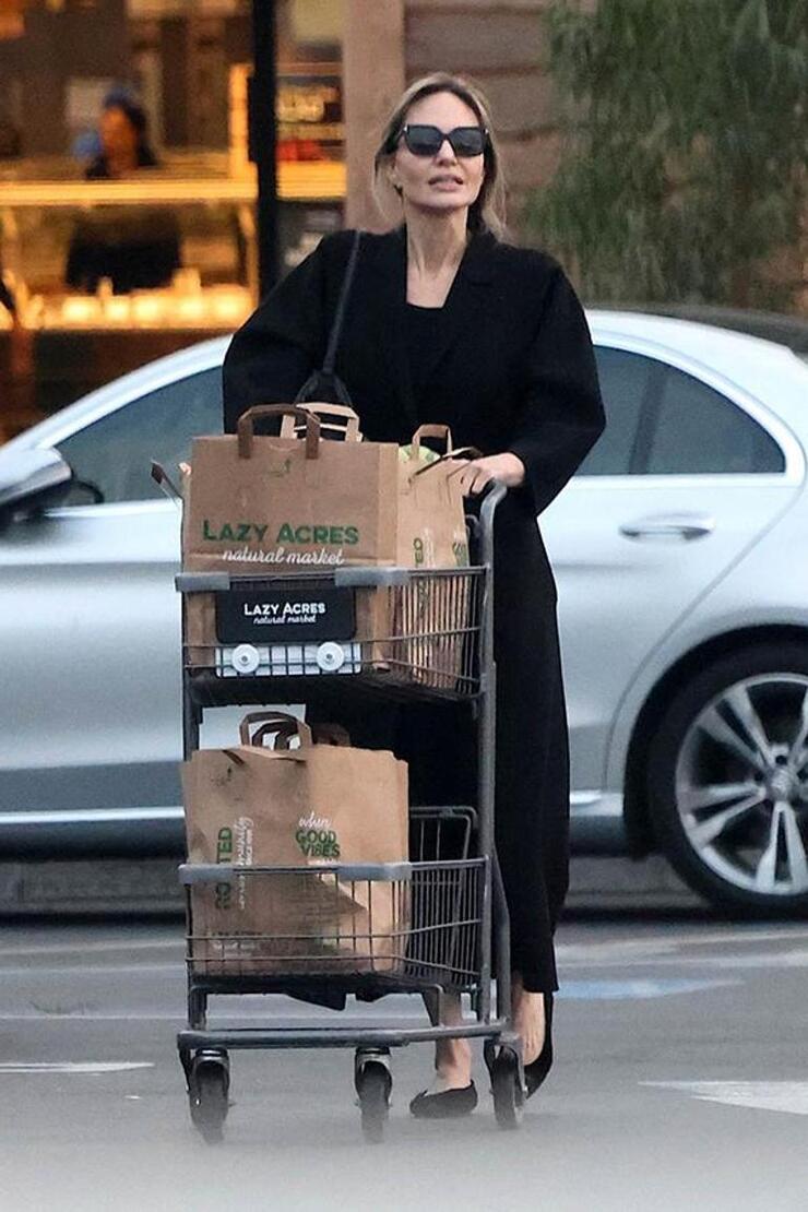 Angelina Jolie'nin boşanma savaşı maddi sıkıntıya yol açtı, çocukları işe girdi!
