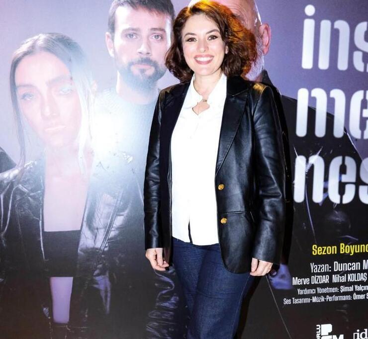 Merve Dizdar'ın Başrolünde "İnsanlar Mekanlar Nesneler" Oyunu Zorlu PSM'de Prömiyer Yaptı