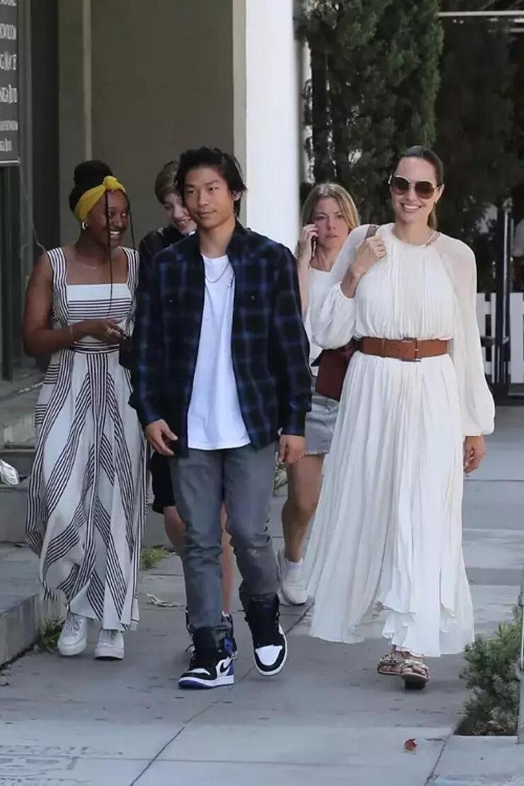 Angelina Jolie'nin boşanma savaşı maddi sıkıntıya yol açtı, çocukları işe girdi!