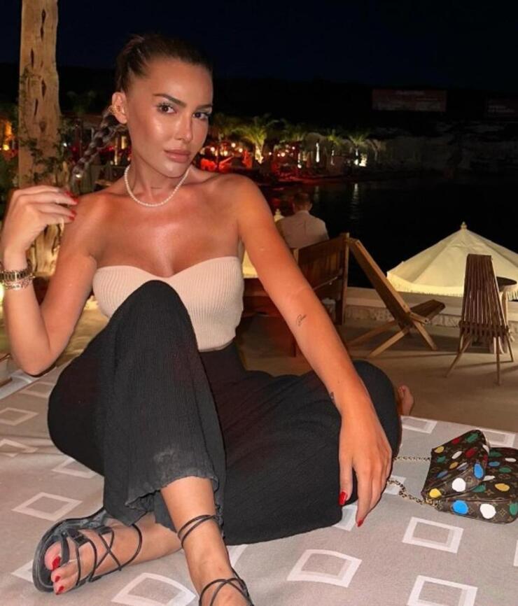 Selin Ciğerci, Canbay'ı göz hapsine aldı ve öpücükler attı!