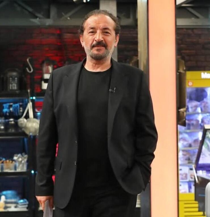 MasterChef jürisi Mehmet Yalçınkaya'nın şef oğlu Utkan, ödül gecesinde babasıyla birlikte!
