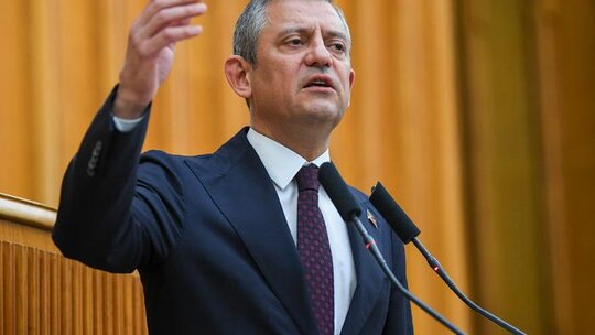 CHP Lideri Özgür Özel'den Emekli Maaşları Üzerine Sert Tepki ve İktidara Yüklendi