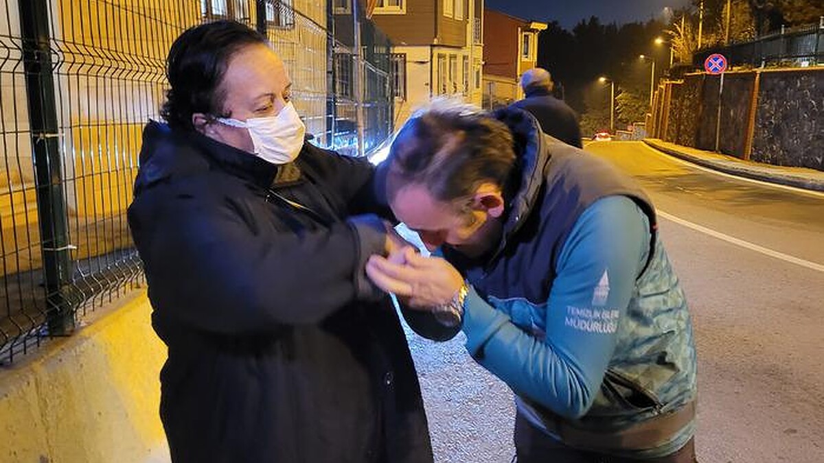 Dürüst Temizlikçi Çöplükte Bulduğu Altın Çantayı Sahibine Teslim Etti, Teşekkür Aldı