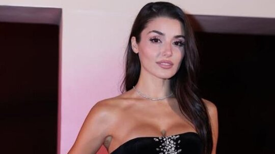 Hande Erçel, Paris Moda Haftası'nda Yeni İmajıyla Göz Kamaştırdı!