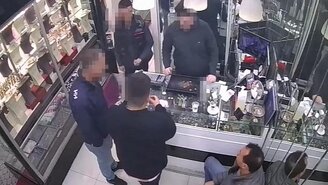 İzmir'de Dolandırıcılık: Sahte Altınla 55 Bin Dolar Kazanan Üç Şüpheli Lüks Araç Aldı