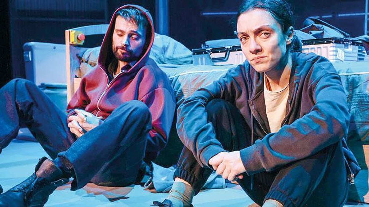 Merve Dizdar'ın Başrolünde "İnsanlar Mekanlar Nesneler" Oyunu Zorlu PSM'de Prömiyer Yaptı