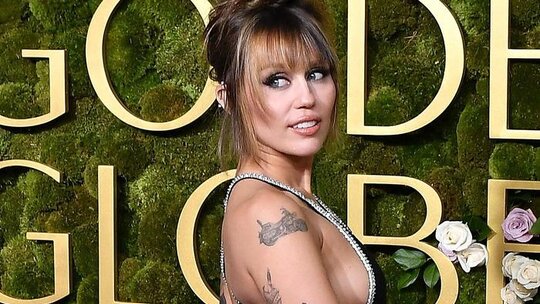Miley Cyrus, 2025 Altın Küre kırmızı halısında şık ve iddialı kıyafetiyle dikkatleri üzerine çekti!