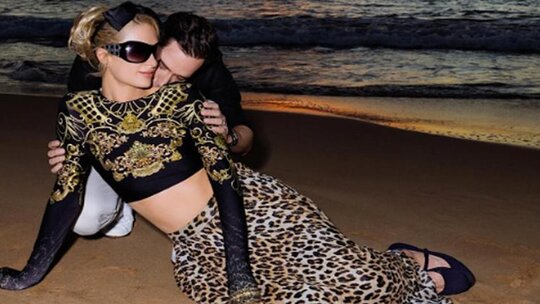 "Paris Hilton ve Carter Reum'un Aşkı: İki Çocukla Yeni Yıla Huzur İçinde Girdiler"