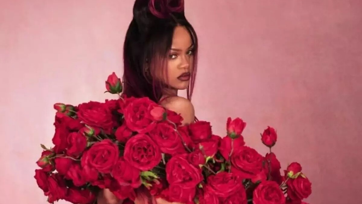 Rihanna, Sevgililer Günü için kırmızı dantelli iç çamaşırlarını tanıttı!