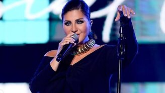 Sibel Can'ın Konserinde Giydiği Göğüs Detaylı Siyah Elbise Sosyal Medyayı Salladı