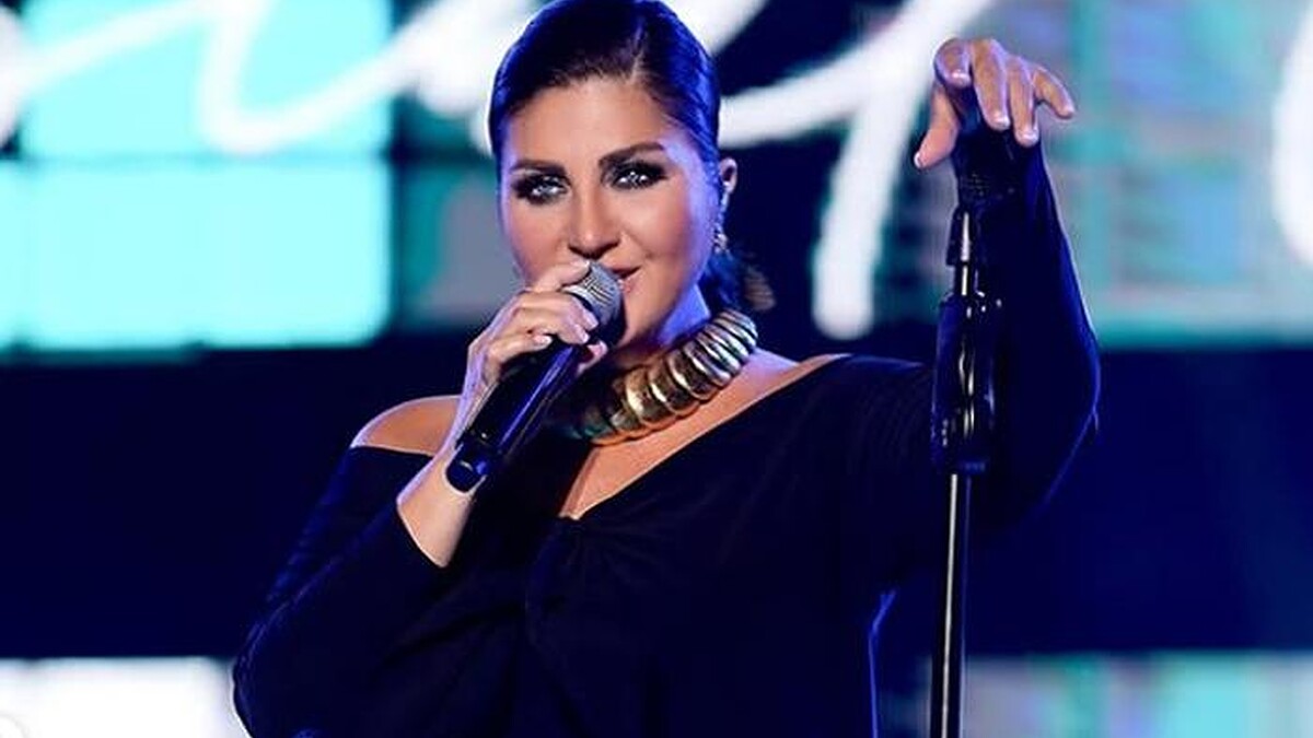 Sibel Can'ın Konserinde Giydiği Göğüs Detaylı Siyah Elbise Sosyal Medyayı Salladı
