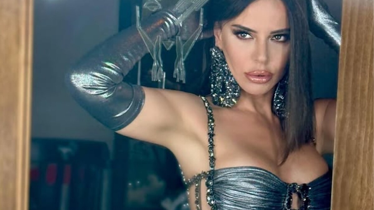 Simge Sağın 2018’den beri çalıştığı menajeriyle ayrıldığını sosyal medyada duyurdu!