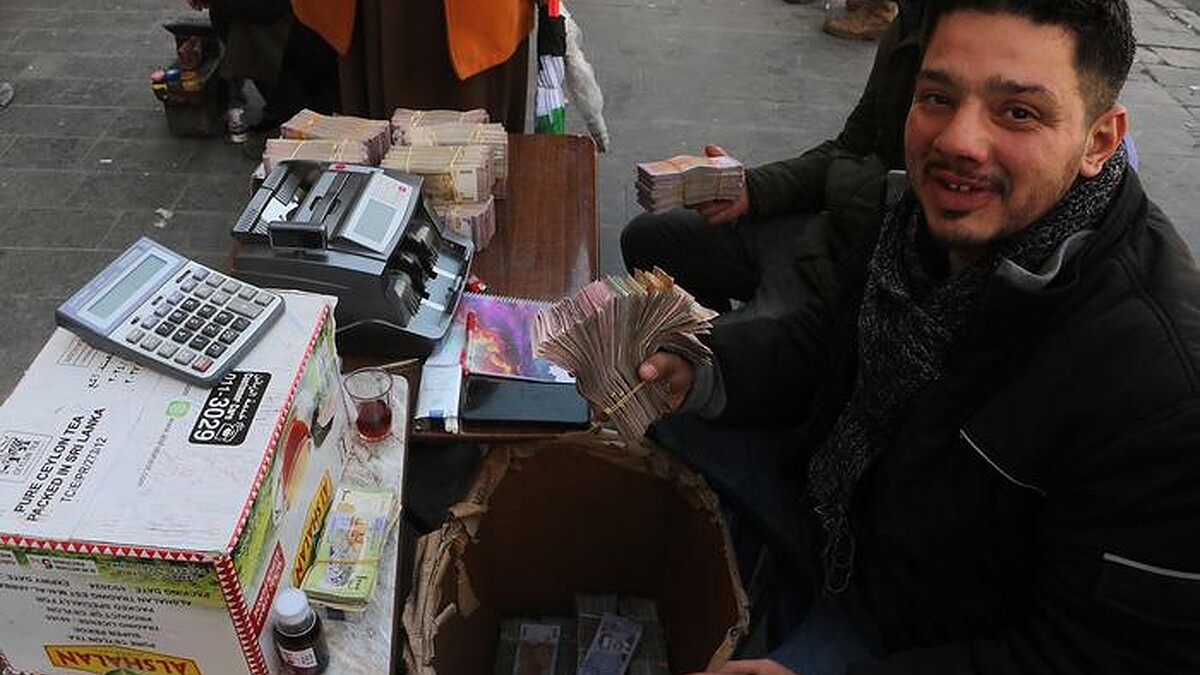Suriye'de Rejim Çökünce Sokaklarda Döviz Tezgahları Patladı, Dolar Değer Kaybediyor!