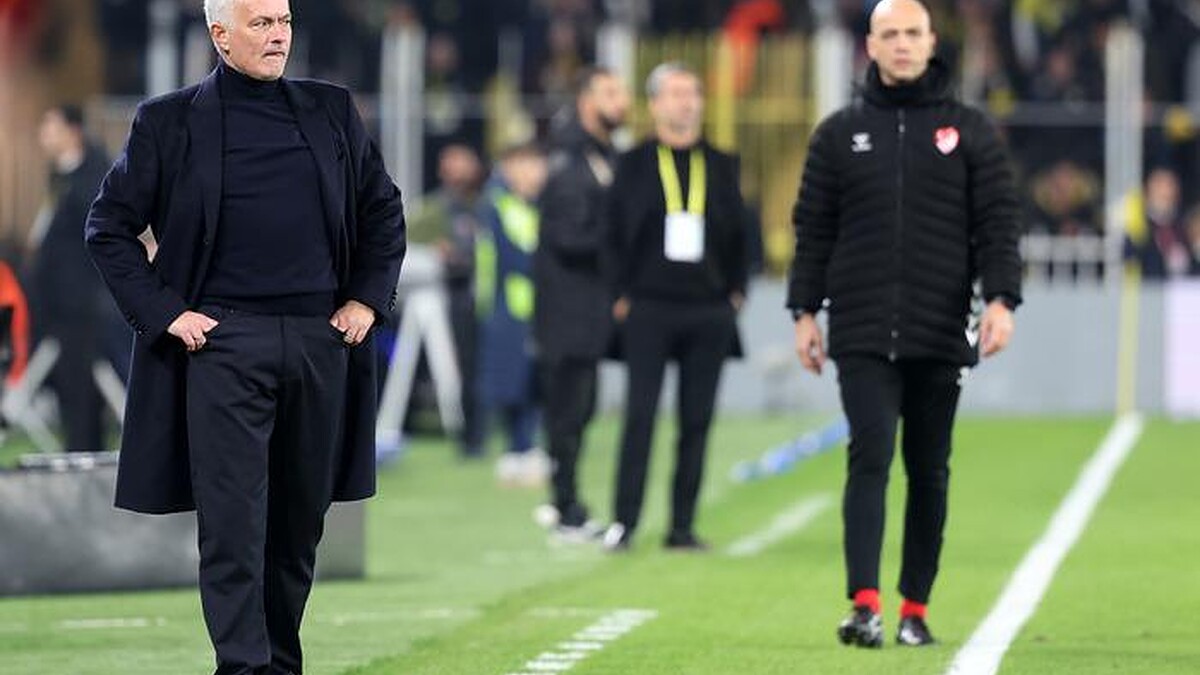 Tribünlerde Patlak Veren Kriz: Fenerbahçe Taraftarı Yönetimi İstifaya Davet Etti!