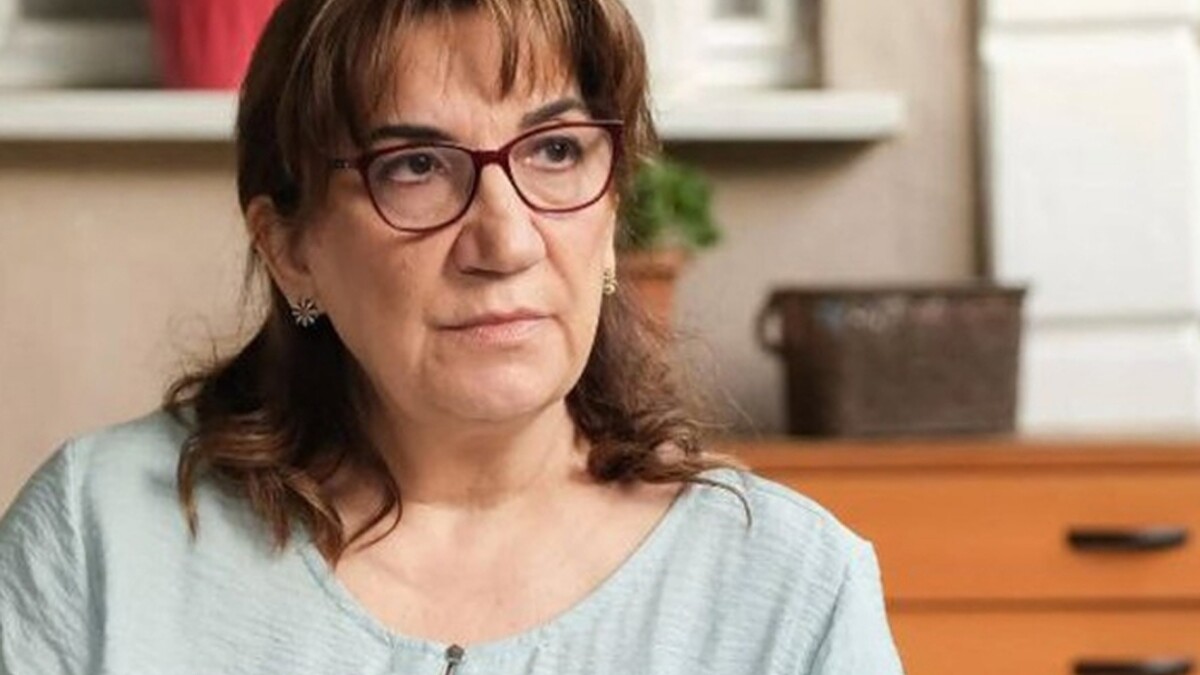 Uçakta yedikleriyle zehirlenen oğlu için Füsun Demirel isyan etti