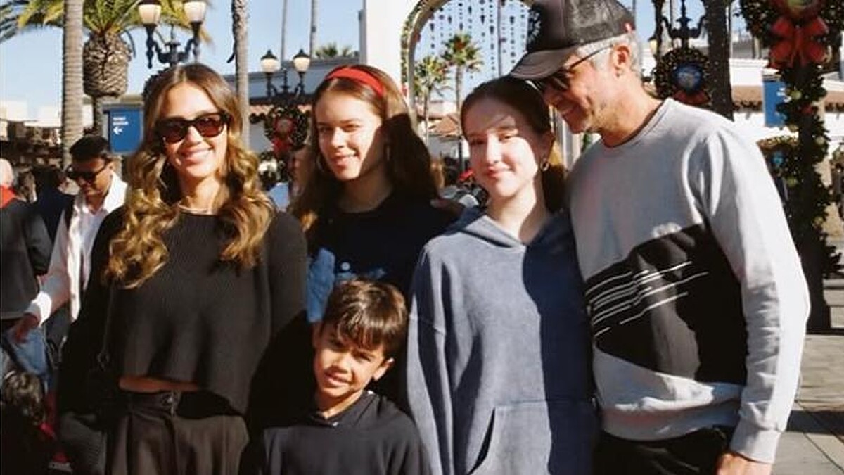 Ünlü Çift Jessica Alba ve Cash Warren Ayrılık İddialarıyla Gündemdeyken Alyanssız Görüntülendi