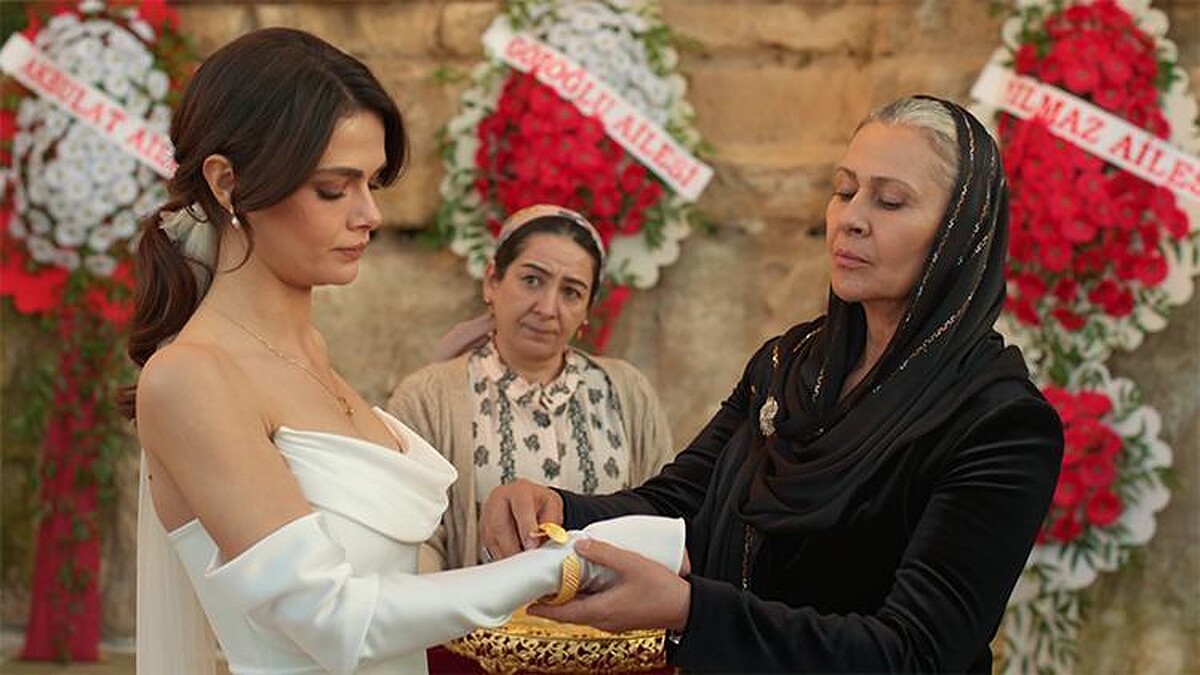 Uzak Şehir Dizisinde Mardin'in Telkârileri ve İpek Eşarpları Gözleri Üzerine Çekiyor