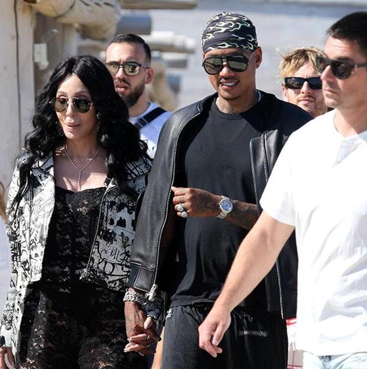 Cher'in genç sevgilisi ailesini unuttu!
