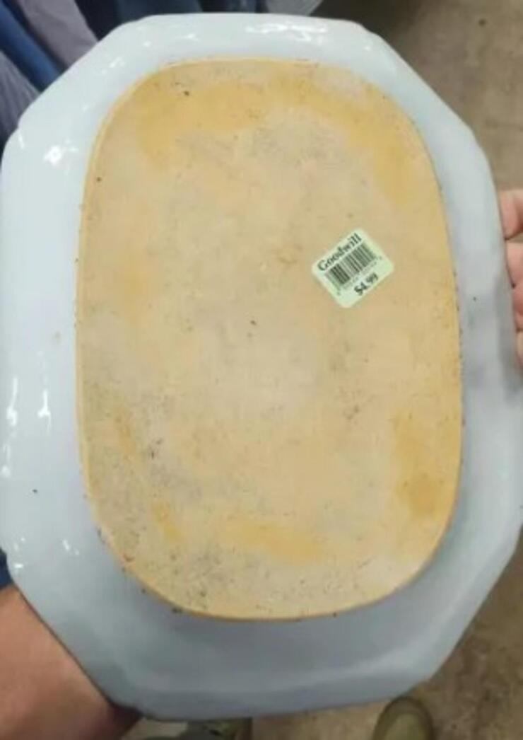 İkinci el mağazasından aldığı tabağın gerçek değerini öğrenince şaşırdı: Değeri 4400 dolara kadar çıkıyor!