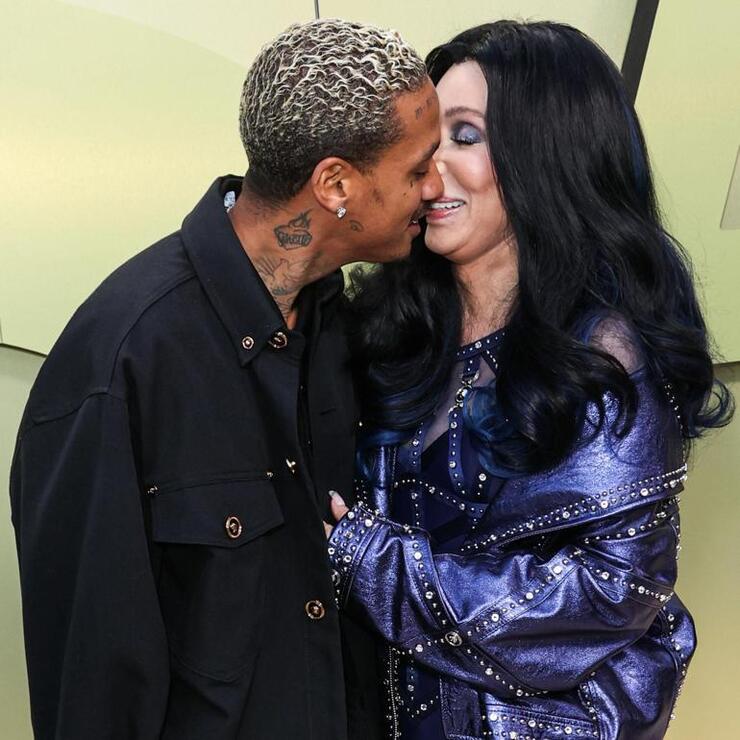 Cher'in genç sevgilisi ailesini unuttu!