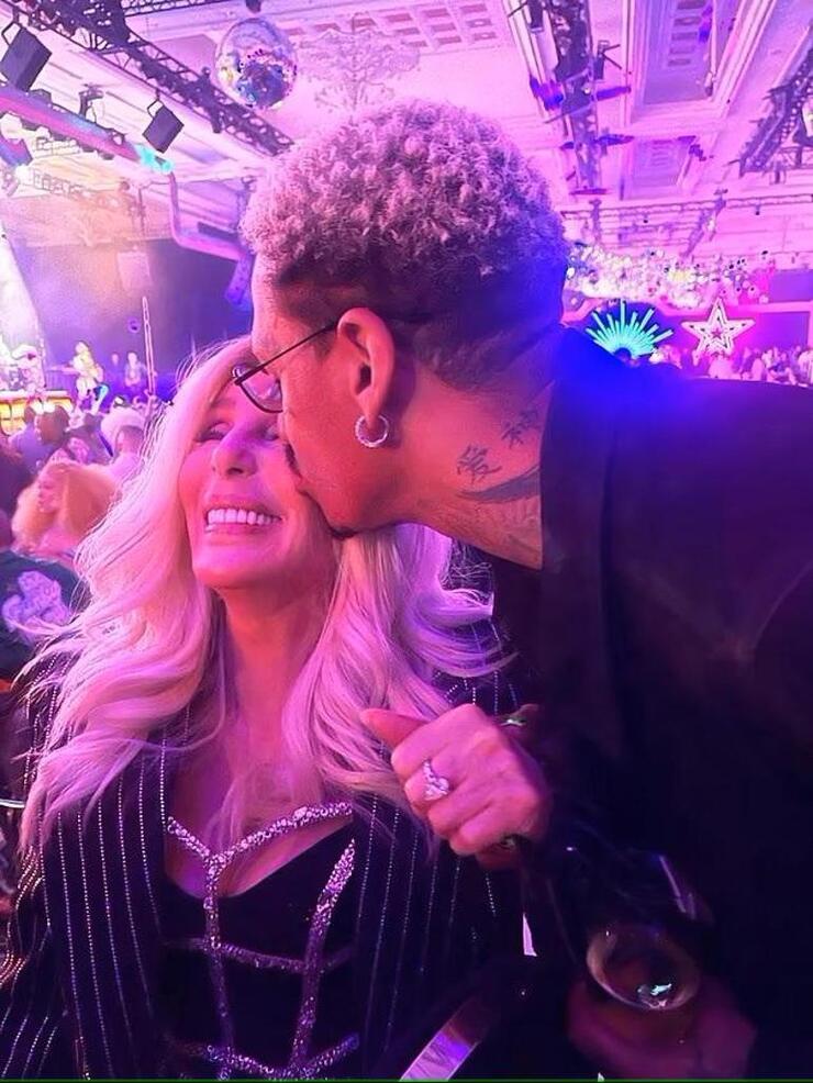 Cher'in genç sevgilisi ailesini unuttu!