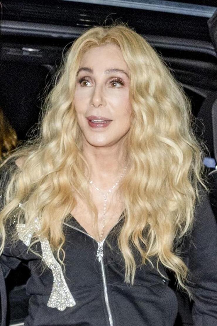 Cher'in genç sevgilisi ailesini unuttu!