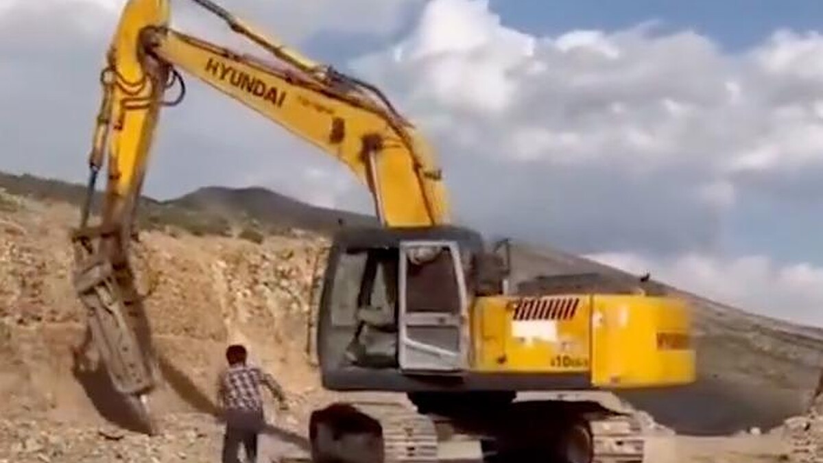 Adıyaman'da iş makinesi kontrolden çıkınca vatandaşın cesur müdahalesi!