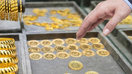 Altın fiyatları için uyarı: Trump'ın politikaları ve enflasyon endişeleriyle dalgalanıyor