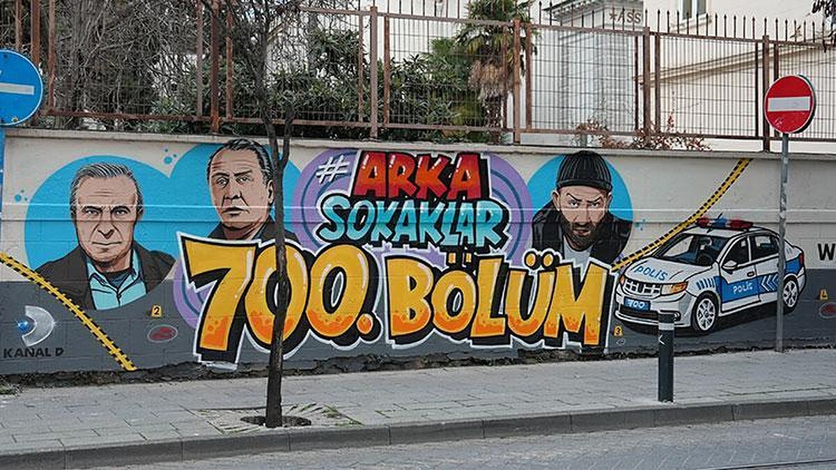 Arka Sokaklar'ın 700. bölümü için yapılan grafiti Kadıköy'de!