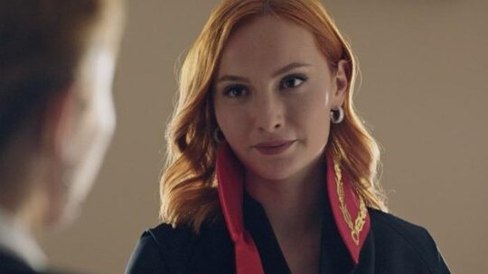 Başak Gümülcinelioğlu saçlarını kısacık kestirip sarıya boyattı!