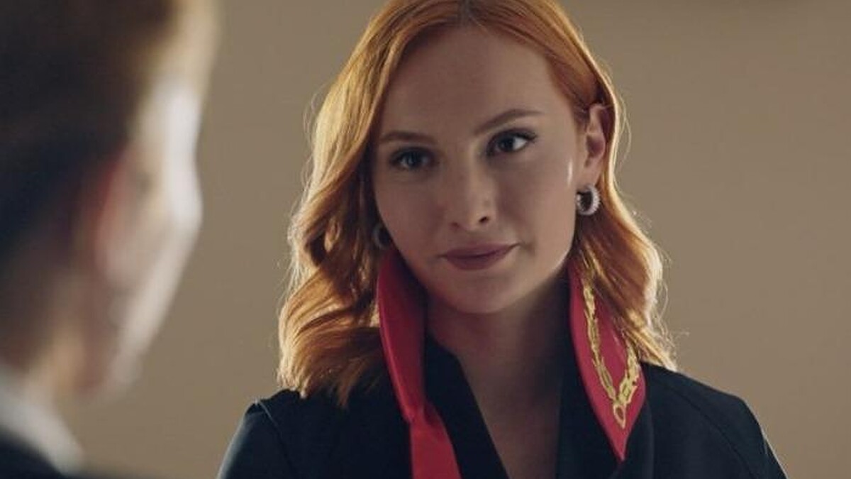 Başak Gümülcinelioğlu saçlarını kısacık kestirip sarıya boyattı!