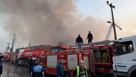 Bursa'da geri dönüşüm tesisinde çıkan yangın kontrol altına alınamadı