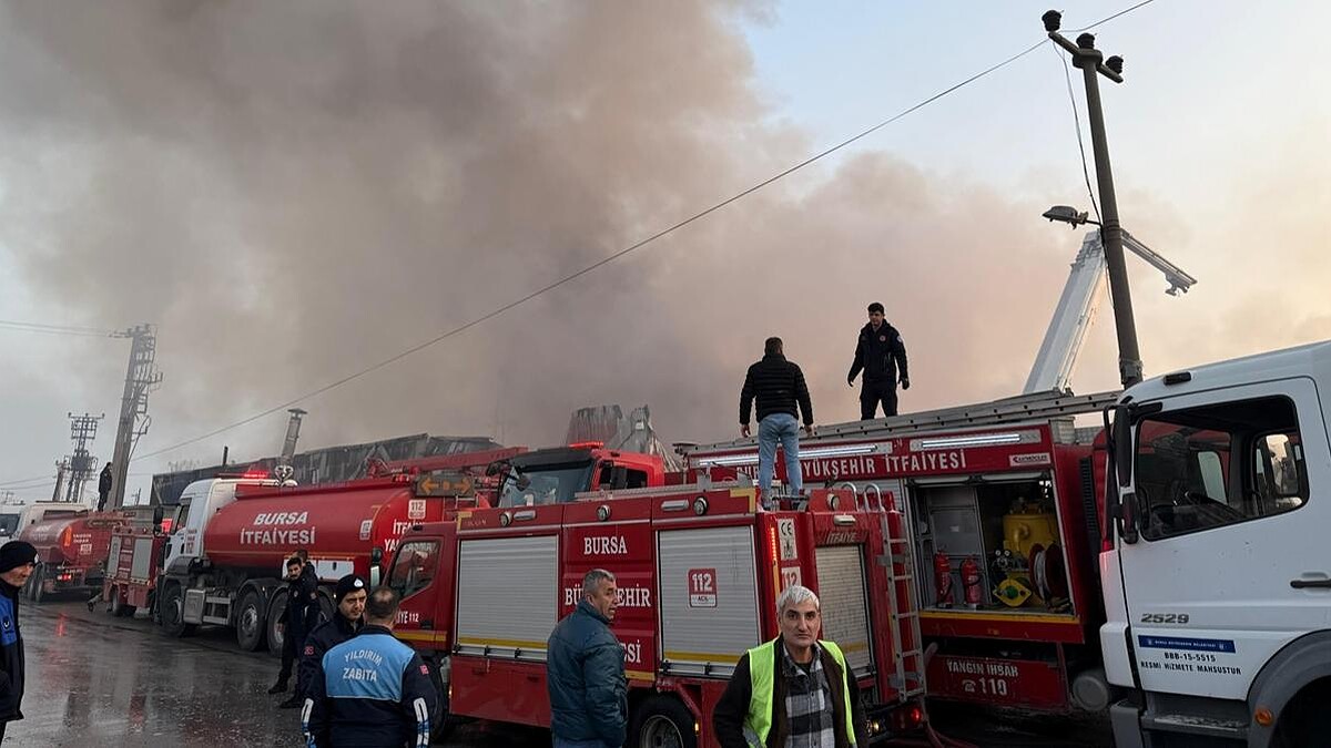 Bursa'da geri dönüşüm tesisinde çıkan yangın kontrol altına alınamadı