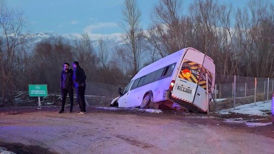Erzincan'da öğrenci servisi kaza yaptı: 11 yaralı